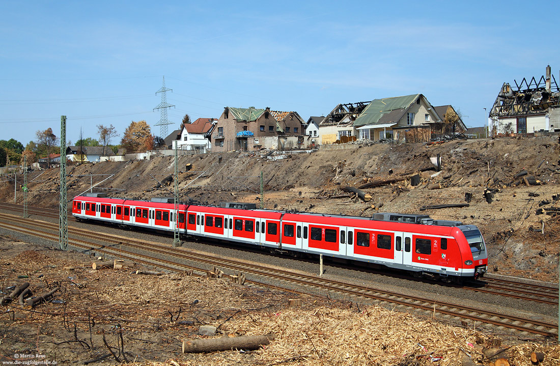 420 745 bei Siegburg nach dem Böschungsbrand mit zerstörte Wohnhäuser