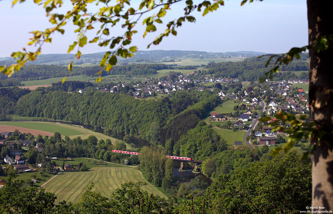 Panoramablick auf die Siegstrecke mit der Siegbrücke bei Eulenbruch