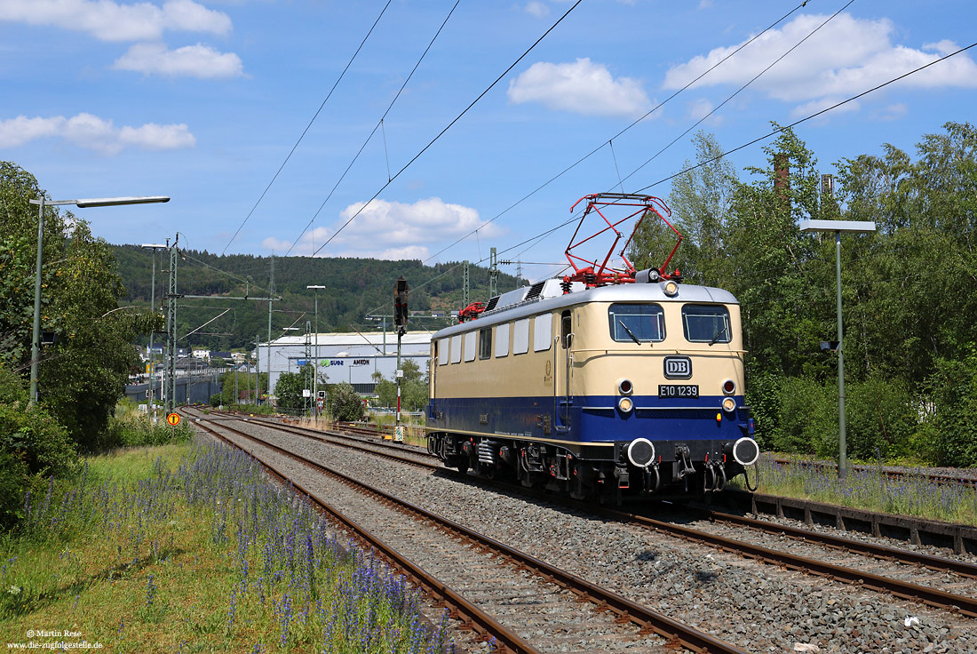 E10 1239 alias 110 239 als Lz im Bahnhof Niederschelden auf der Siegstrecke