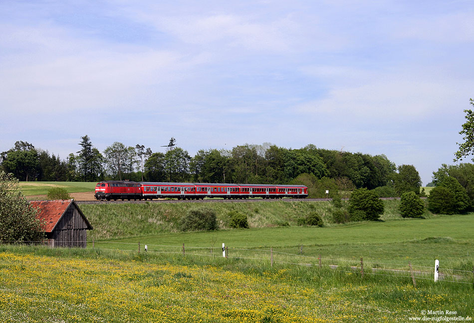 Zwischen Wattenweiler und Bad Schussenried fährt die 218 194 mit dem IRE4211 aus Ulm kommend nach Lindau. 10.5.2007