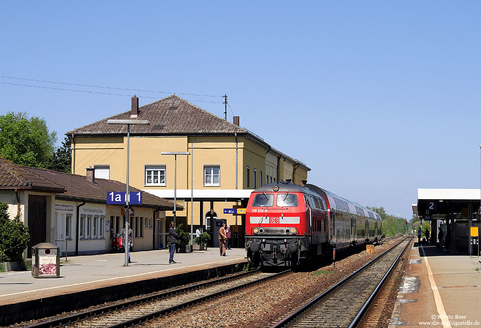 218 439 mit IRE4227 im Bahnhog Aulendorf mit Empfangsgebäude