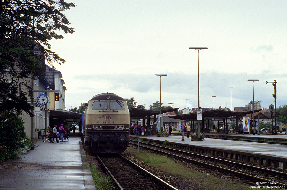 218 471 in oceanblau mit IR461 in Friedrichshafen Stadt