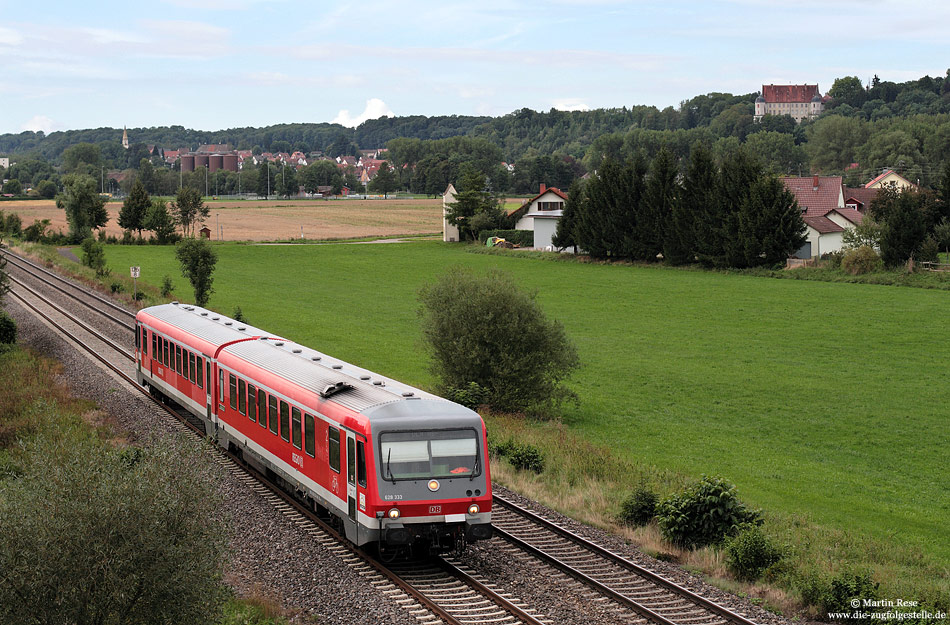 628 333 als RB22612 am Haltebunkt Warthausen mit Schloß Warthausen