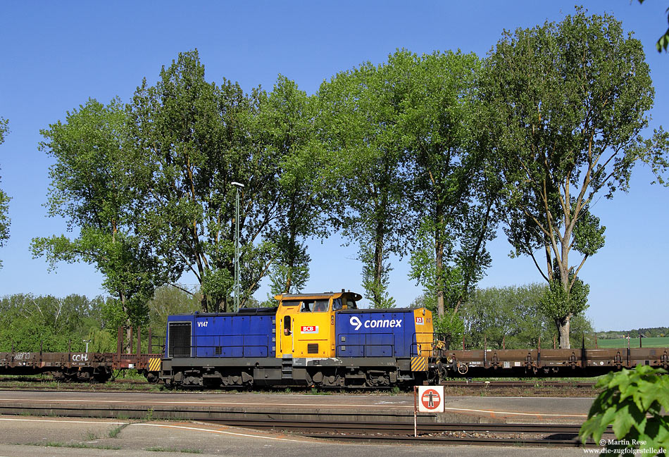 Am 7.5.2009 rangiert die zur Bayrischen Cargobahn (BCB) gehörende V147 in Aulendorf.