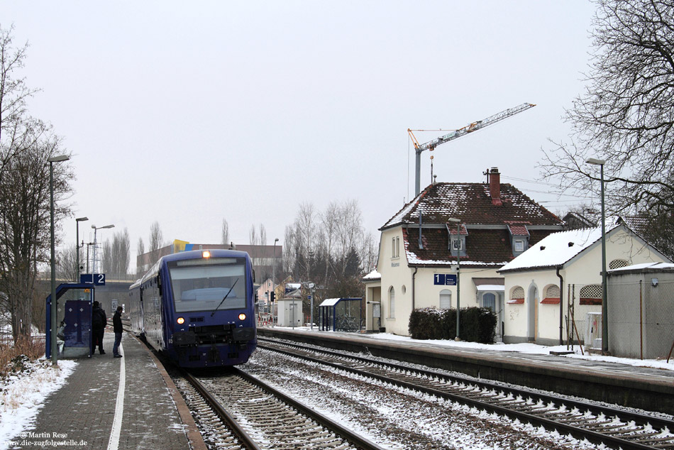 Wenige Kilometer hinter Ravensburg befindet sich der Haltepunkt Weißenau. Als BOB87221 legen der VT65 und VT68 hier einen kurzen Halt ein. 27.1.2010