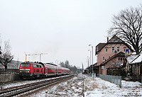 218 409 mit IRE4227 in Meckenbeuren mit Empfangsgebäude