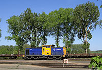Am 7.5.2009 rangiert die zur Bayrischen Cargobahn (BCB) gehörende V147 in Aulendorf.