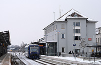 Neben den stündlich verkehrenden BOB-Zügen zwischen Friedrichshafen und Aulendorf verkehren in der Hauptverkehrszeit zusätzliche Zügen zwischen Friedrichshafen und Ravensburg. Nach einer Wendezeit von nur drei Minuten ist der VT69 wieder abfahrbereit als BOB87233 nach Friedrichshafen Stadt. 27.1.2010