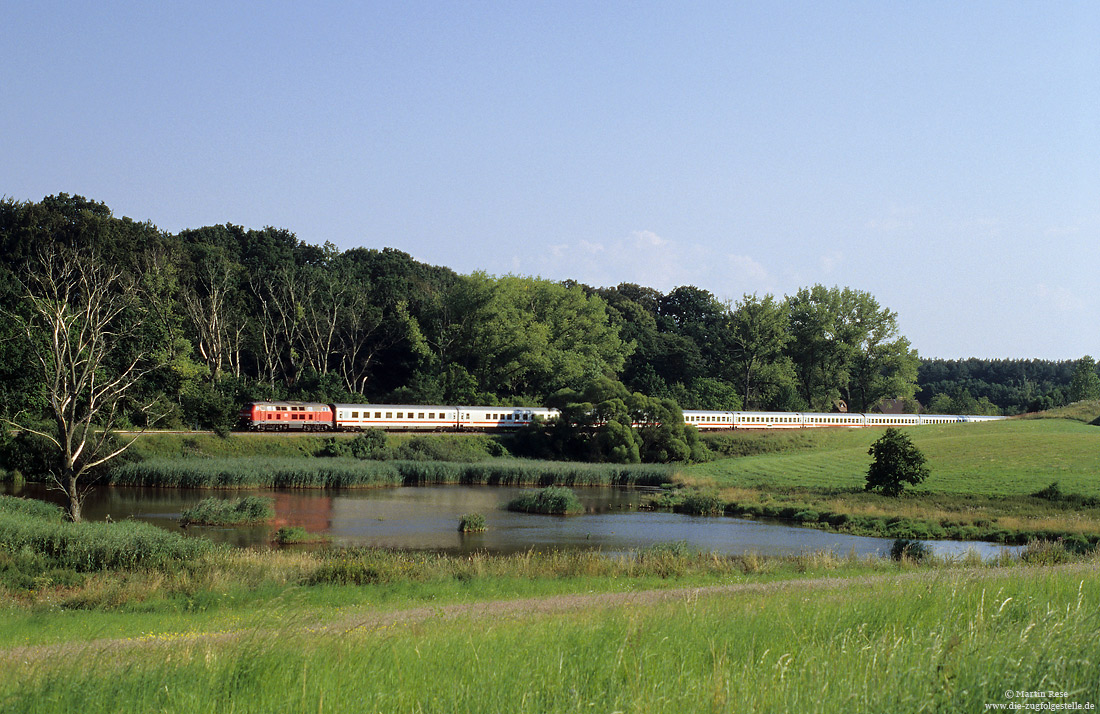 218 mit IC2637 nach Seebad Heringsdorf am See bei Hohendorf auf der Strecke Züssow - Wolgast