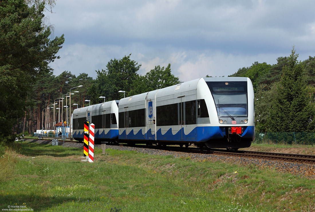 646 107 der UBB auf der Insel Usedom am Haltepunkt Ahlbeck Grenze mit Grenzpfahl