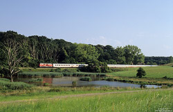 218 mit IC2637 nach Seebad Heringsdorf am See bei Hohendorf auf der Strecke Züssow - Wolgast