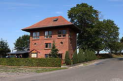 ehemaliges Stellwerk des ehemaligen Bahnhofs Dargen auf der Insel Usedom