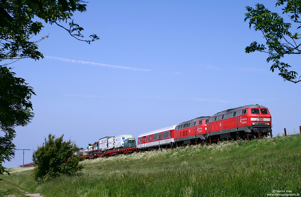 Mit dem Sylt-Shuttle AS77531 haben die 215 912 und 911 nahe Klanxbüll das Festland erreicht. 25.7.2007