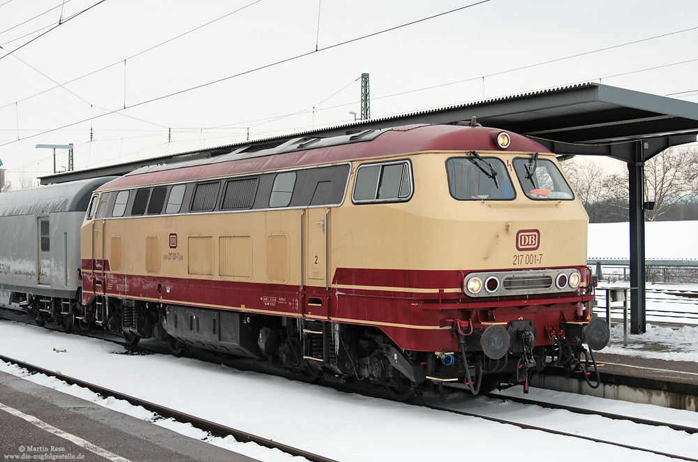 Im Jahr 1970 wurden die beiden 217-Prototypen, 217 001 und 002, zu Bremslokomotiven umgebaut und unterstanden fortan dem BZA München. Anlässlich der Hauptuntersuchung im Januar 2003 wurden die 217 001rot/beige lackiert. Karlsruhe Hbf, 13.2.2010
Im Mai 2013 wurde die Lok ausgemustert und befindet sich nun in der SVG Eisenbahnerlebniswelt in Horb.
