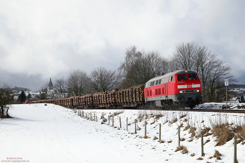 DB-Fahrwegdienste hat vier 218 im Bestand, die im Bauzugdienst oder als Leihlokomotiven deutschlandweit eingesetzt werden. Im Winter 2014/2015 war die 218 208 in Bestwig als Schneepfluglok stationiert und wurde am 2.4.2015 aufgrund einer defekten Gravita kurzerhand als Hilfslok zum Anschluss Egger geschickt. Auf dem Rückweg nach Bestwig fuhr mir die Fuhre bei Brilon Stadt vor die Linse.