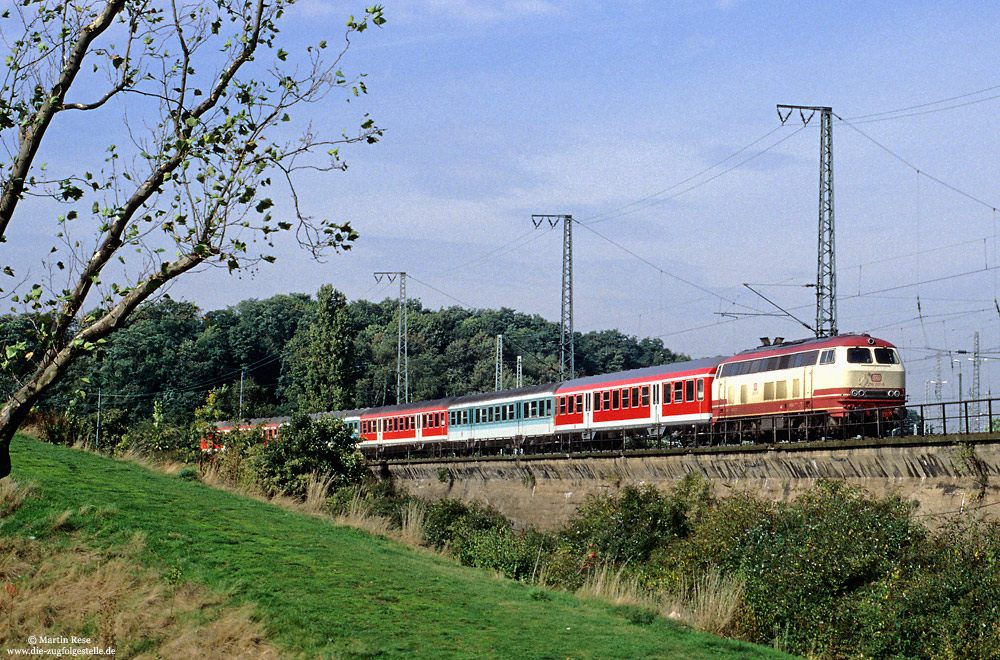 Ein elegantes und bei Fotografen beliebtes Fahrzeug war die 218 217 im TEE-Lack. Seit ihrer Indienststellung war diese Lok in Regensburg beheimatet und wechselte im Herbst 2001 zum Bw Trier. Mit dem RE 22668 (Trier - Köln Deutz) habe ich diese Lok am 29.9.2001 nahe des Kölner Betriebsbahnhofs fotografiert. Anlässig der fälligen Hauptuntersuchung im August 2002 wurde die Lok auf Weisung von 