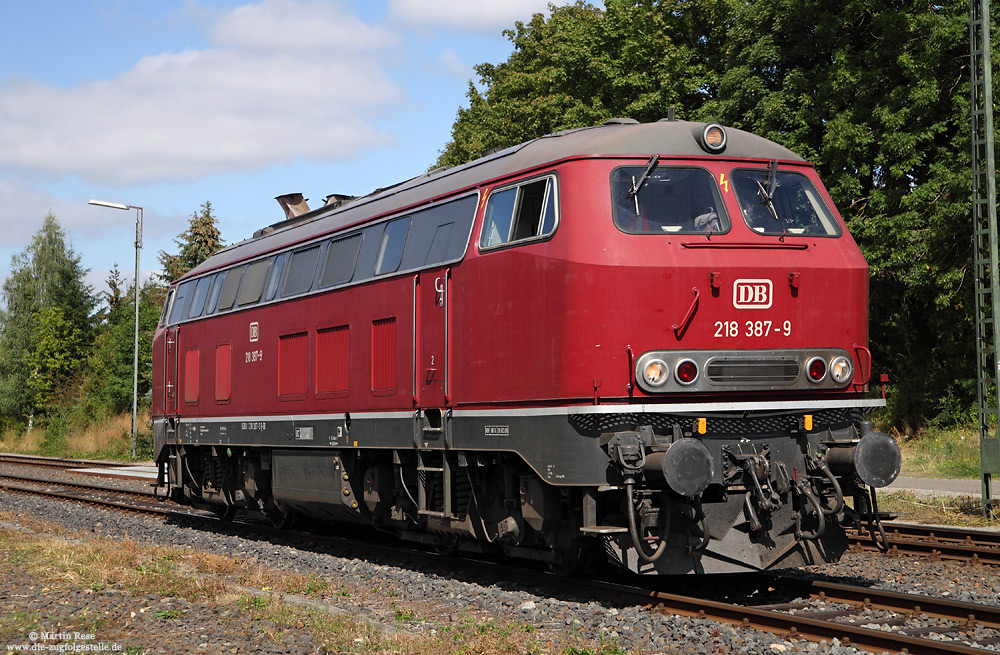 Die zur DB-RegioNetz Kurhessenbahn gehörenden 218 387 untersteht nicht dem Corporate Identity der Deutschen Bahn und wurde so anlässlich der Hauptuntersuchung im März 2008 „altrot“ lackiert. Diese Lackierung hatte sie übrigens zu Bundesbahn-Zeiten nie getragen, da sie 1975 im oceanblau/beigen Lack ausgeliefert wurde. Am 1.9.2012 habe ich die 218 387 in Korbach fotografiert.