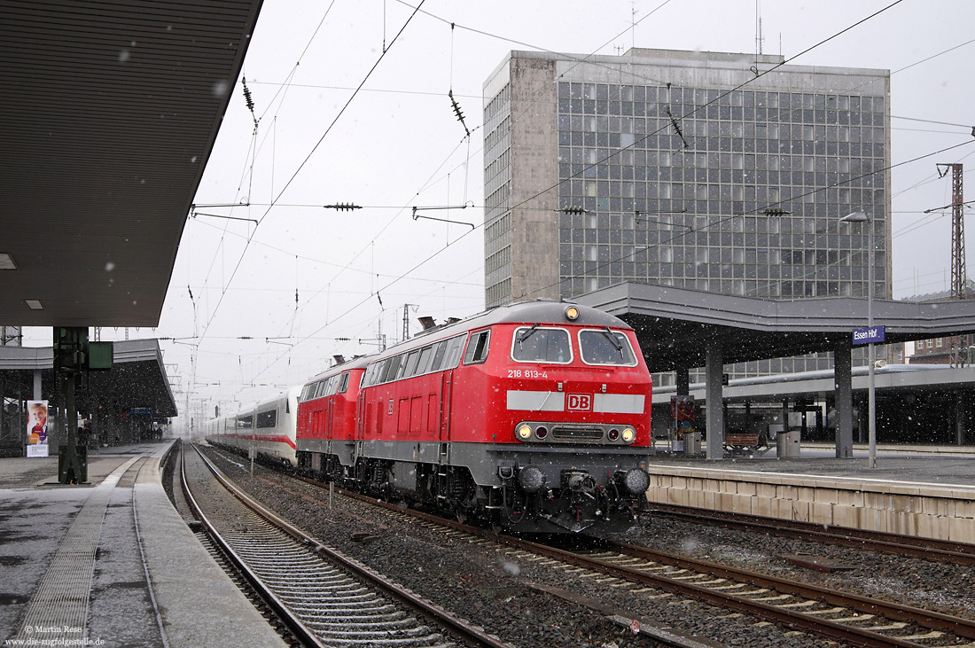 Abschlepplokomotive 218 813 in verkehrsrot mit ICE2 im Schlepp in Essen Hbf