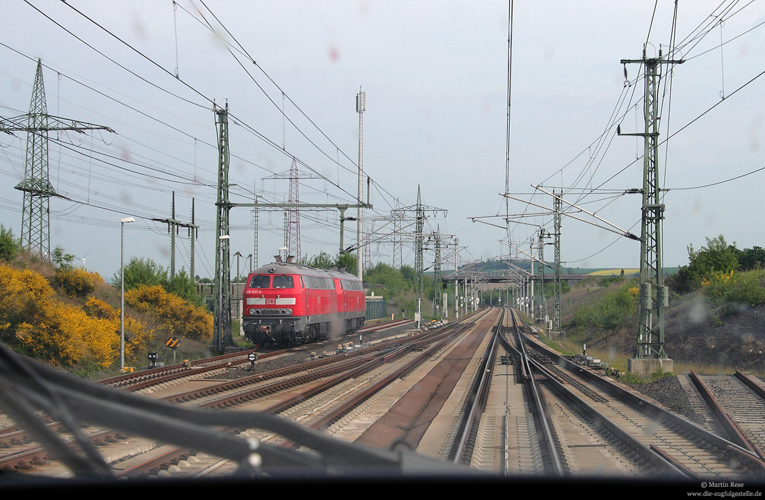 Abschlepplokomotive 218 837 in verkehrsrot im Bahnhof Limburg Süd