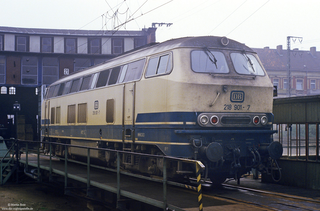 218 901 ex 210 001 in ozeanblau/beige auf der Drehscheibe im Bw Hannover