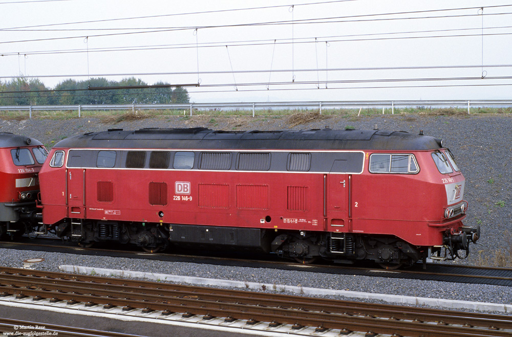 Mit der 226 146 und 226 156 besaß DB-Fernverkehr auch zwei orientrote 226. Das Foto zeigt die 226 146 in Limburg Süd. Die Lok stand nur 14 Monate bei DB-Fernverkehr im Einsatz. 20.10.2003