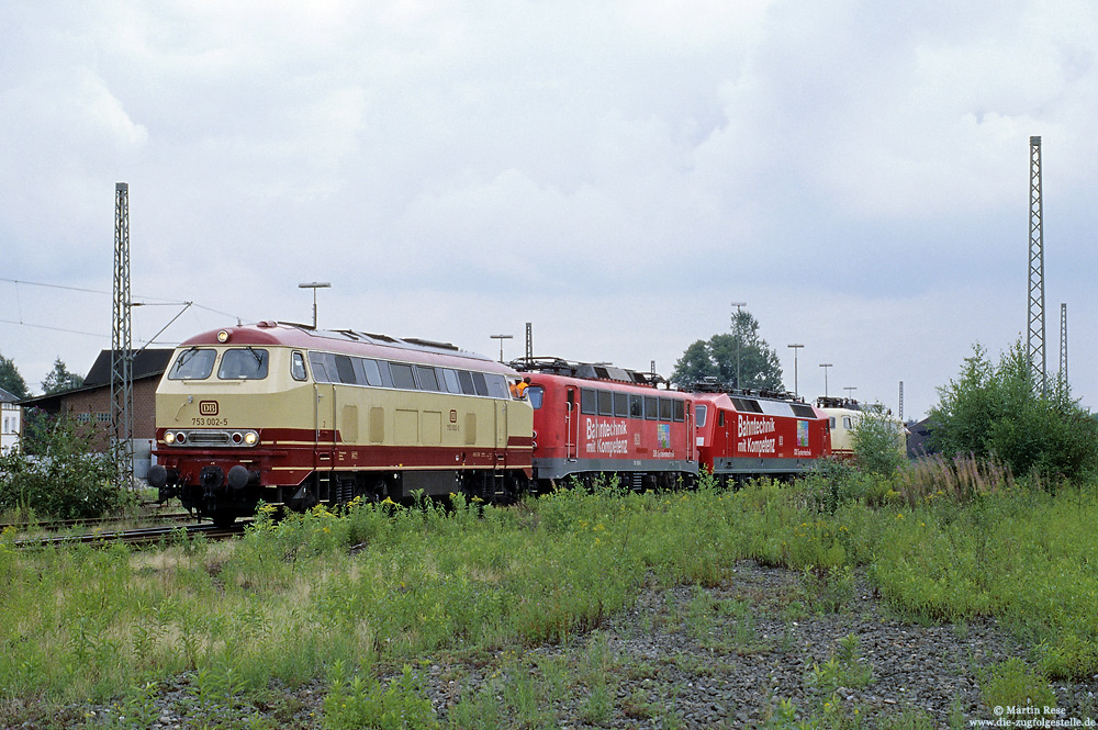 Im April 1989 wurden die Lokomotiven der Versuchsanstalten zu „Bahndienstfahrzeugen“ erklärt und bekamen entsprechende Baureihenbezeichnungen. So wurden aus der 217 001 und 217 002 die 753 001 und 753 002.
Auf einer Fahrzeugschau in Kaldenkirchen rangierte die 753 002 die Ausstellungslokomotiven von DB-Systemtechnik (110 169, 120 501 und 103 222). 12.8.2006
