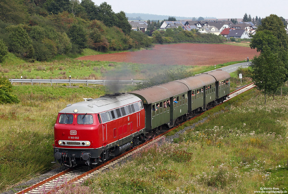 Seit September 2015 ist die aus Spanien zurückgeholte V160 002 (216 002) wieder betriebsfähig und wird von der „Railsystems RP“ eingesetzt. Beim Kurhessenbahnfest am 12. und 13.9.2015 konnte die Lok zeigen was in ihr steckt! Mit dem Nahverkehrszug nach Allendorf habe ich die V160 002 bei Röderau fotografiert.