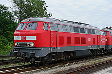 Hinter der 215 903 verbirgt sich die 215 127, die am 15.1.2003 bei Bw Trier ausgemustert wurde. Am 24.5.2007 habe ich die Lok in Niebüll fotografiert.