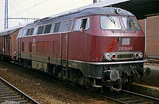 Am 21.4.1986 entstand in Paderborn Hbf die Aufnahme der äußerlich wenig gepflegten Oldenburger 216 044. Erwähnenswert ist, dass die Lok auf der Front zwischen den Lampen einen „Kühlergrill“ der 216-Prototypen besaß!