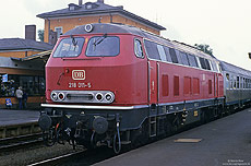 Die zwölf Prototypen der Baureihe 218 waren über Jahre hinweg beim Bw Regensburg beheimatet. Am 19.8.1986 bekam ich in Marktredwitz die 218 011 vor die Linse.