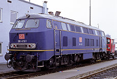 Von Februar 2001 bis April 2005 machte die 218 473 Werbung für das Musical "König Ludwig" in Füssen. Wegen eines Getriebeschadens wurde die Lok im Juni 2004 abgestellt; bekam dann aber noch einmal eine Hauptuntersuchung. Das Foto entstand am 8.3.2004 im Bw Kempten.