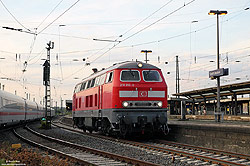 Abschlepplokomotive 218 810 in verkehrsrot im Bahnhof Hamm