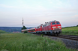 218 824 mit 620 030 im Schlepp auf der Eifelstrecke bei Schmidtheim