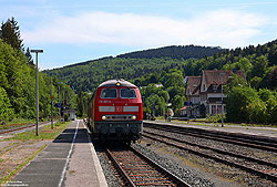 Abschlepplokomotive 218 821 in verkehrsrot als Lz im Bahnhof Brilon Wald