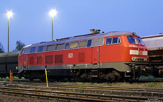 225 008 (ex 215 008) in Mainz Bischofsheim, 12.5.2004. An den „Abgashutzen“ auf dem Dach kann man erkennen, dass diese Lok den 2500PS-Motor besitzt.