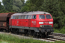 Hinter der 225 806 verbirgt sich die 218 006, die am 3.12.1968 beim Bw Regensburg in Dienst gestellt wurde. Am 15.6.2012 habe ich die Lok (seit 1.9.2005 als 225 806) bei Aulendorf fotografiert. Auf der Seite ist die UIC-Nummer 92 80 1218 006-5 D-DB angeschrieben.