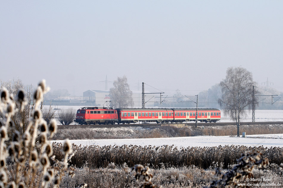 Ein weiteres Foto mit einem 440-Ersatzzug: Die RB 390369 (Augsburg - Donauwörth) bespannt mit der Münchener 110 343, aufgenommen zwischen Bäumenheim und Donauwörth. 12.1.2009