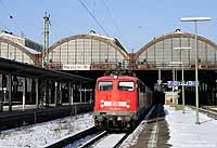Am 8.1.2009 wird in Wiesbaden der mit der 110 406 bespannte RE 15421 nach Frankfurt bereitgestellt.