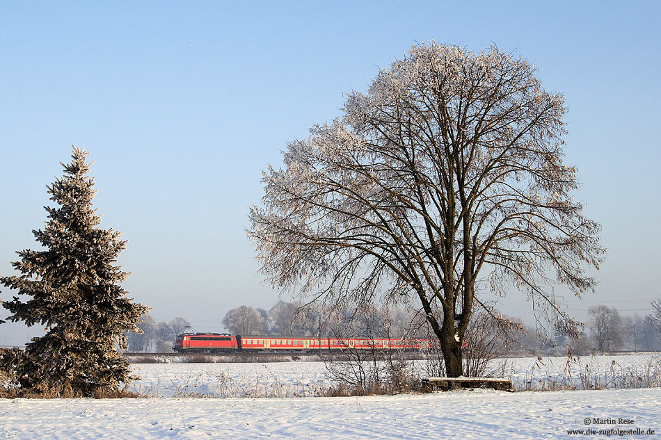 Da die Triebwagen der Baureihe 440 noch keine Zulassung durch das EBA erhalten haben, muss bis auf weiteres ein Ersatzverkehr mit alt-bewährtem Material gefahren werden. Aus Donauwörth kommend schiebt die Dortmunder 110 470 die RB 39051 dem nächsten Halt Bäumenheim entgegen. 