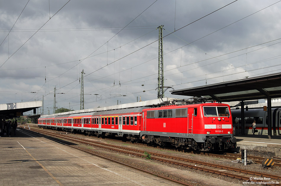 Die Einsätze der n-Wagen an Rhein und Ruhr gehen stetig zurück. Zum Fahrplanwechsel im Dezember 2009 übernimmt die Eurobahn die RE13 (Hamm - Venlo). Bis dahin kann man hier noch in den relativ bequemen Wagen Platz nehmen. Am 14.9.2009 steht die 111 120 mit dem RE9026 anfahrbereit in Hamm.