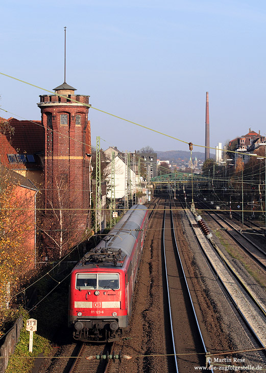 So langsam muss sich DB-Regio von der RE13 verabschieden, denn ab Fahrplanwechsel verkehrt hier die Eurobahn. Am 20.11.2009 war die 111 123 mit dem RE 9022 bei Wuppertal Unterbarmen auf dem Weg nach Venlo.
