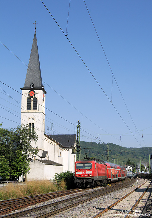 Seit Dezember 2008 fährt die Transregio den Nahverkehr zwischen Koblenz und Mainz. Die zweistündlich verkehrende RE-Linie Frankfurt - Koblenz gehört jedoch noch zum Aufgabenbereich von DB-Regio. Mit dem RE 4368 am Haken fährt die 143 129 in Boppard ein. 19.8.2009
