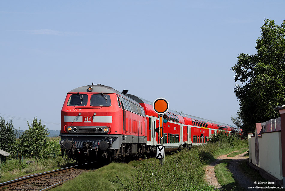 Bis auf wenige Ausnahmen dominiert die Baureihe 218 auf der KBS 634 (Bad Vilbel – Stockheim). Unter den hier eingesetzten Lokomotiven findet man auch noch so manchen „Oldie“ – nahe Glauberg fährt die 218 103 (Baujahr 1971) mit der RB15043 nach Frankfurt. 20.8.2009
