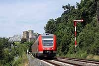 Zwischen Koblenz und Gießen verkehrt die Baureihe 612 bogenschnell durch das Lahntal. Dabei sind die Züge heute gerade mal zehn Minuten schneller, als zu Zeiten der lokbespannten Eilzüge. Als RE 3287 passiert der 612 123 das östliche Einfahrsignal von Runkel. 29.7.2009