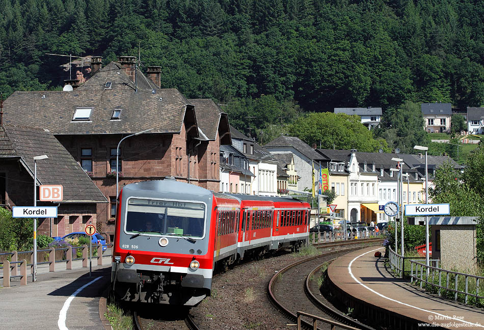 Nach wie vor fahren die 628 der CFL im normalen 628-Umlauf des Bh Trier. Als RB 12833 (Gerolstein - Trier) fährt der 628 506 und 456 in Kordel ein. 17.6.2009
