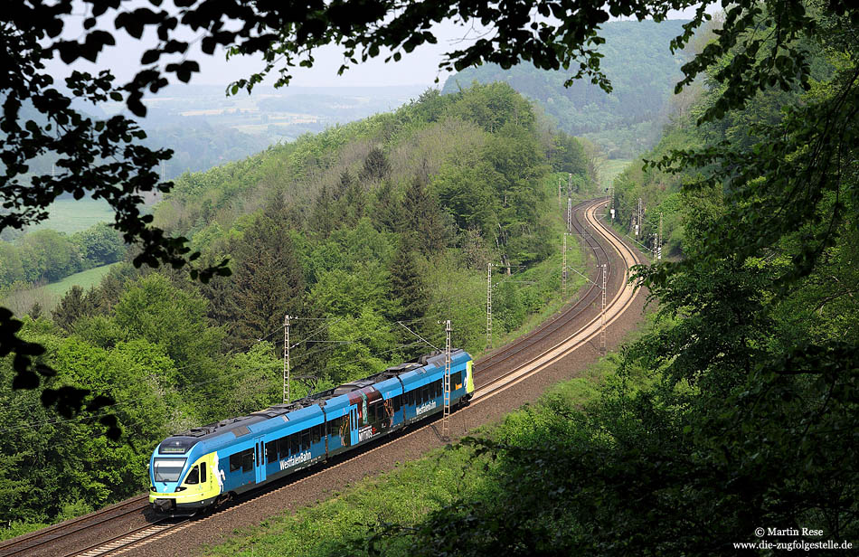 Nicht weniger als vier EVU tummeln sich im planmäßigen Nahverkehr zwischen Paderborn und Altenbeken! Auf der Strecke Paderborn - Herford verkehrt die Westfalenbahn mit Triebwagen vom Typ 