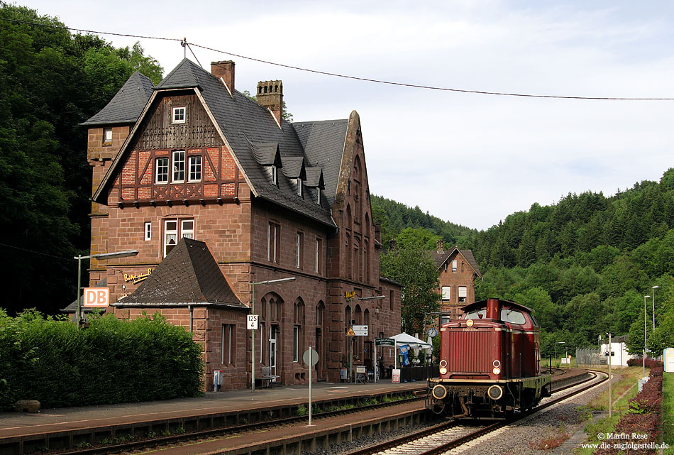 In Kyllburg wartet die V100 2299 der Vulkan-Eifel-Bahn Betriebsgesellschaft (VEB) die Kreuzung mit der Regionalbahn nach Köln Deutz ab. 17.6.2009
