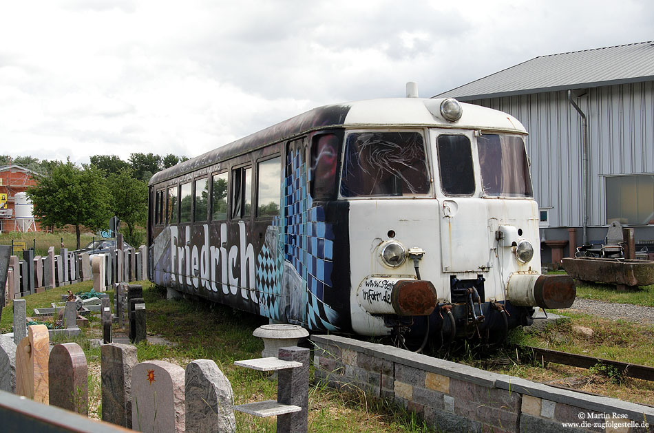 Nahe dem Bahnhof Hugstetten dient der ehemalige VS50 (MAN, 150118/1964) der SWEG dem Steinmetzbetrieb „Friedrich“ als Büro. 6.6.2009