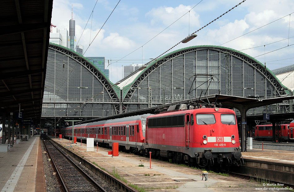 Wegen eines Defekts fuhr der RE4571 mit der Lok vor dem Steuerwagen nach Mannheim. Frankfurt/Main Hbf, 29.5.2010