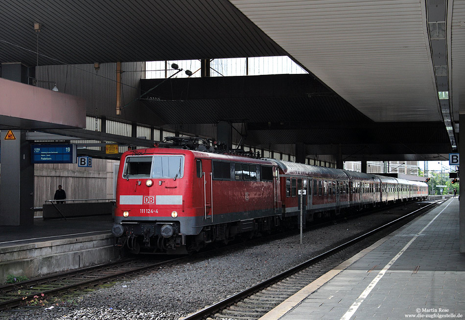 Wegen Bauarbeiten war die Strecke zwischen Paderborn und Altenbeken am 28. und 29. August gesperrt. Während der Fernverkehr zwischen Altenbeken und Erfurt planmäßig abgewickelt wurde, verkehrten zwischen Düsseldorf und Paderborn Ersatzzüge in geänderten Fahrzeiten, wobei hier Fahrzeugmaterial von DB-Regio zum Einsatz kam. Das Foto des mit der 111 124 bespannten IC2551 entstand kurz vor der Abfahrt in Düsseldorf Hbf. 29.8.2010
